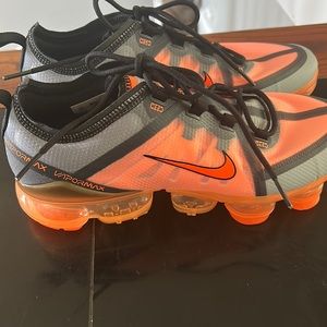 I am looking to sell a pair of orange and black. Nike  Vapormax Size 7 kids.